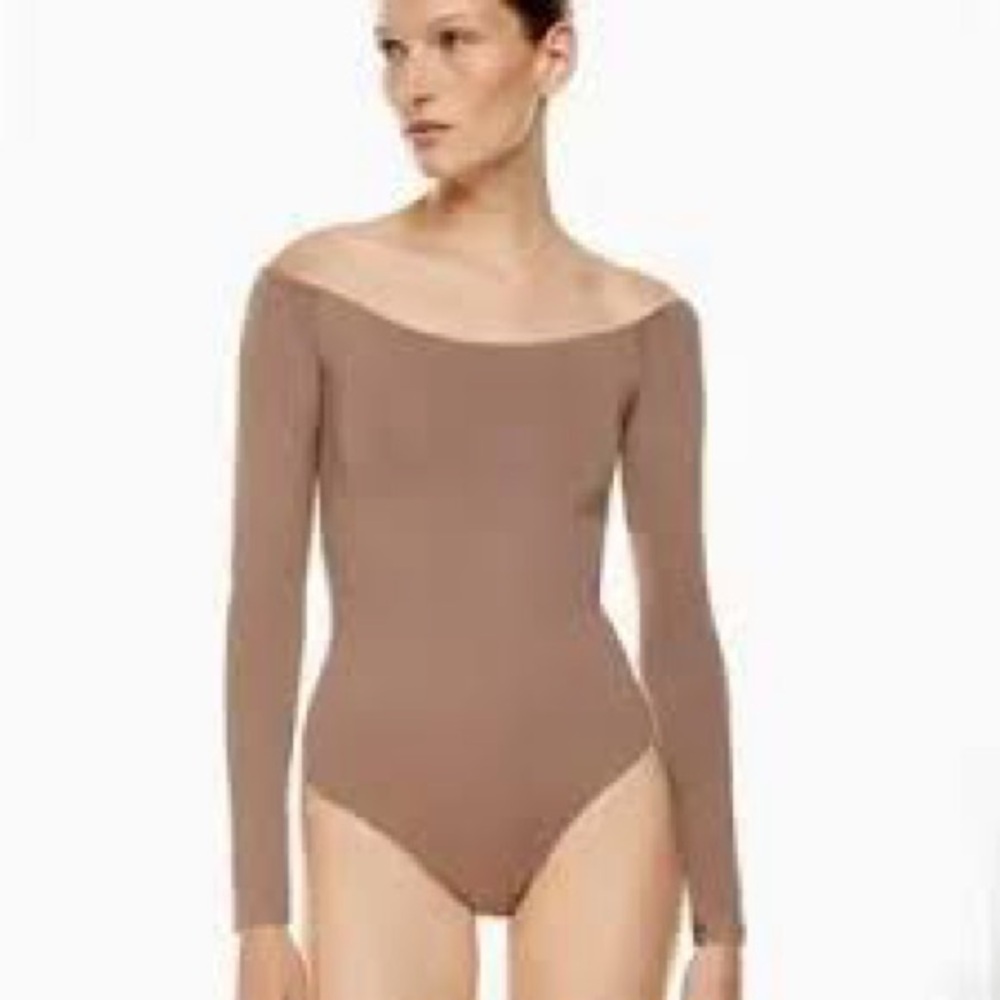 Babaton Aritzia Contour Light Brown, Tan Off-Shoulder Long Sleeve Body Suit